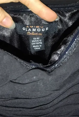 Vestido negro sin tirantes de corte asimétrico