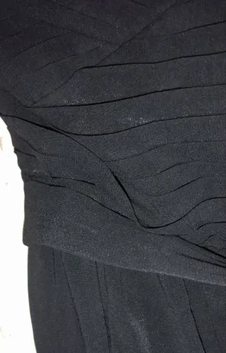 Vestido negro sin tirantes de corte asimétrico