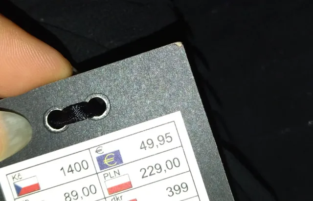 Abito nero senza spalline con taglio asimmetrico