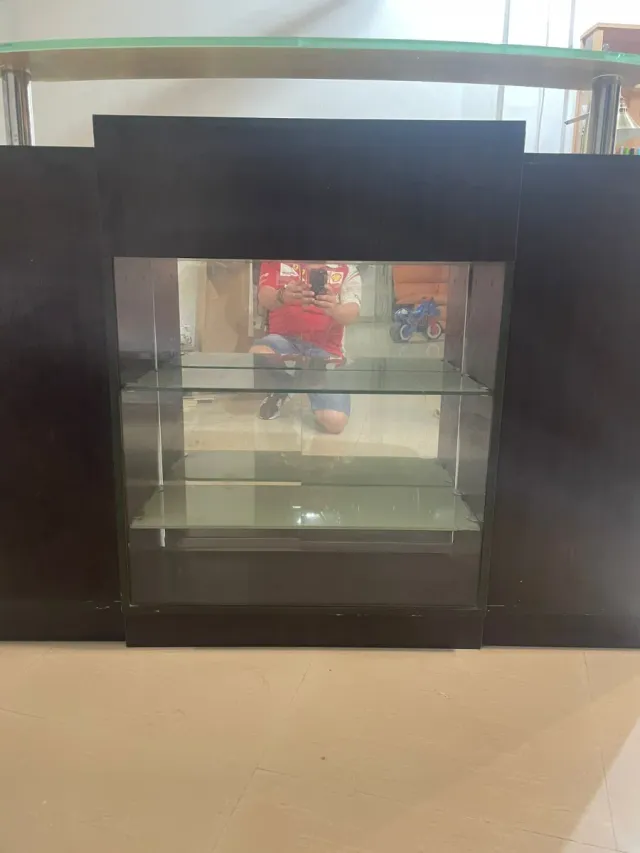 Recepción con expositor de cristal