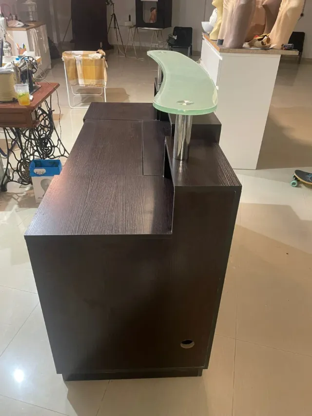 Recepción con expositor de cristal