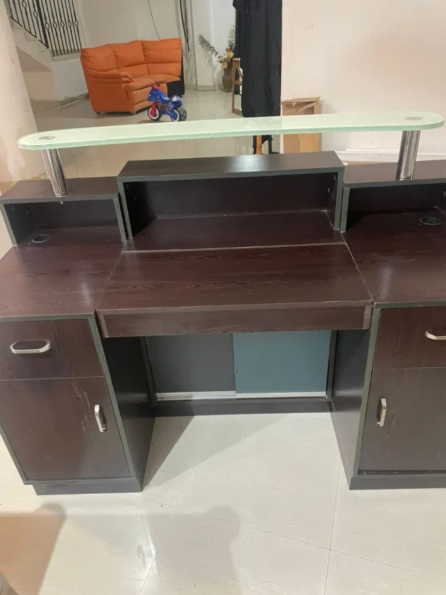 Recepción con expositor de cristal