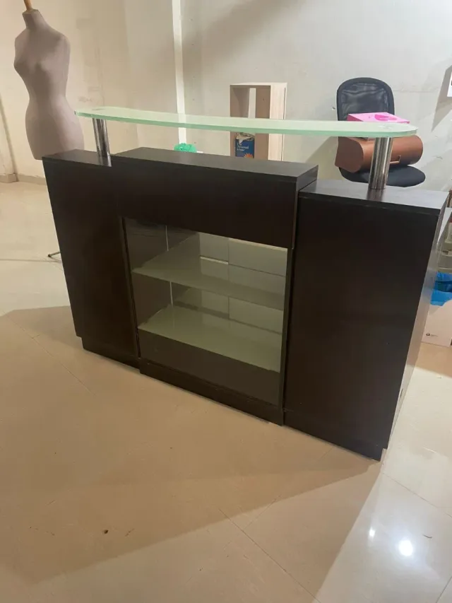 Recepción con expositor de cristal