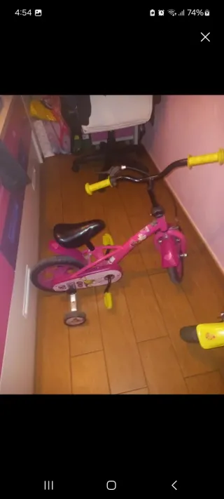 Bicicleta infantil rosa con ruedines