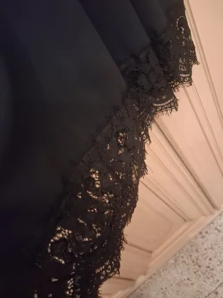 Abito da festa rosso e nero con pizzo