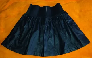 Falda negra con cremallera