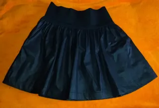 Falda negra con cremallera