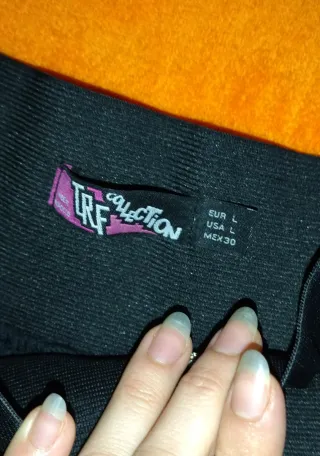 Falda negra con cremallera