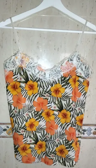 Top floral con encaje