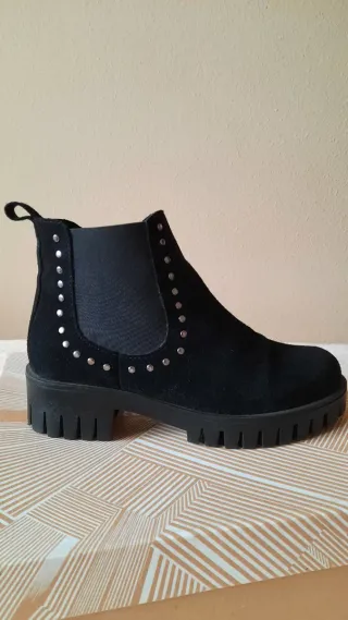 BOTINES NEGROS CON TACHAS