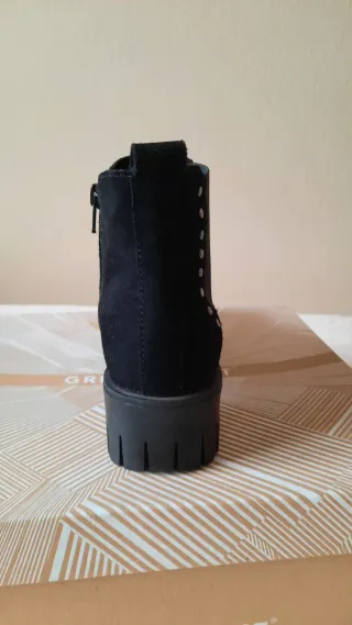 BOTINES NEGROS CON TACHAS