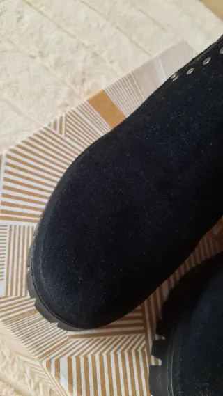 BOTINES NEGROS CON TACHAS