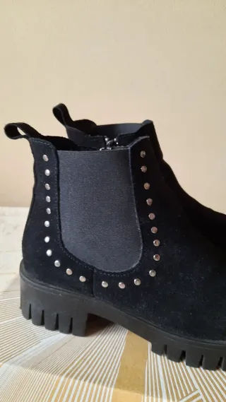 BOTINES NEGROS CON TACHAS
