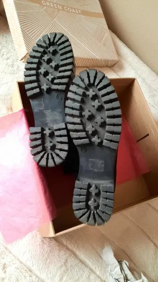 BOTINES NEGROS CON TACHAS