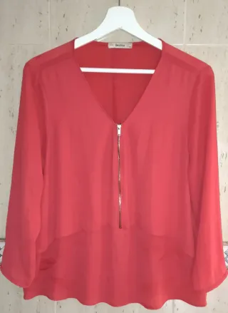 Blusa Bershka roja cremallera frontal