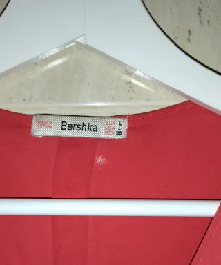 Blusa Bershka roja cremallera frontal