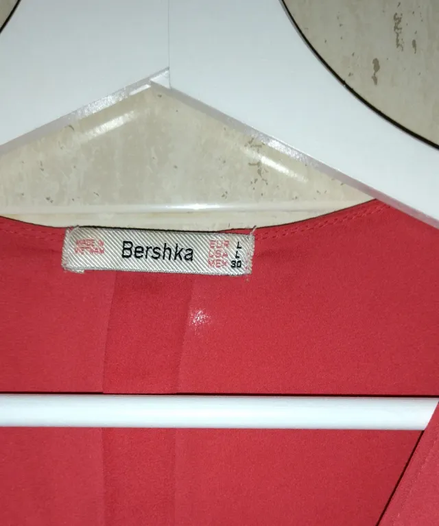 Blusa Bershka vermelha com zíper frontal Tamanho M