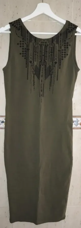 Vestido verde militar con estampado