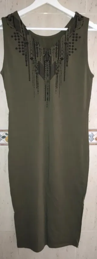 Vestido verde militar con estampado