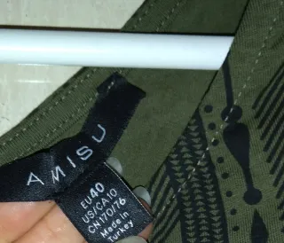 Vestido verde militar con estampado