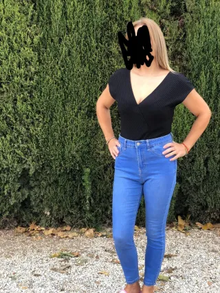 Dos bodys (negro y blanco