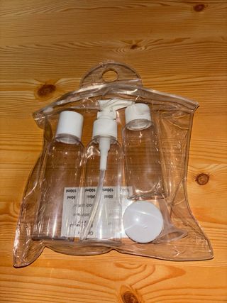 Neceser de viaje transparente con botellas