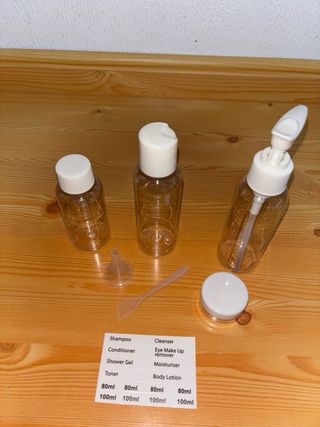 Neceser de viaje transparente con botellas