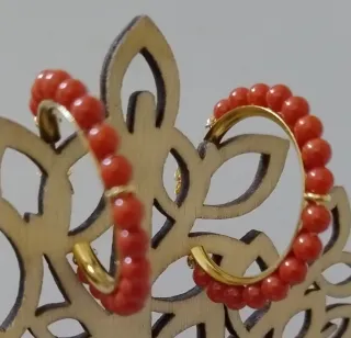 Orecchini cerchio dorato corallo rosso arancio