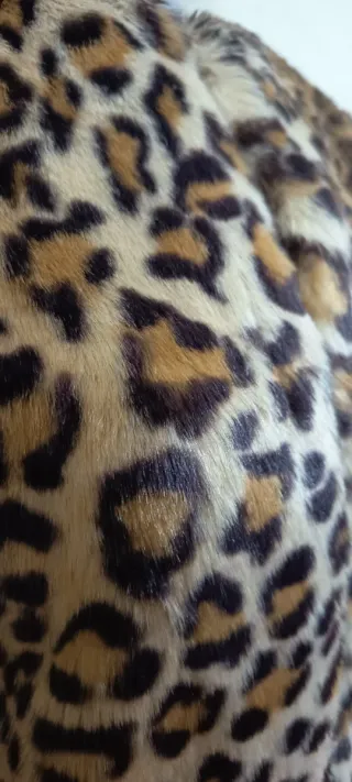 Chaquetón leopardo negro y marrón