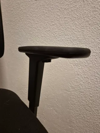 Silla ergonómica negra sin usae