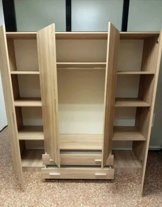 Armarios de madera beige y marrón