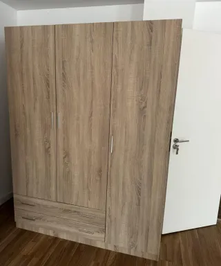 Armarios de madera beige y marrón