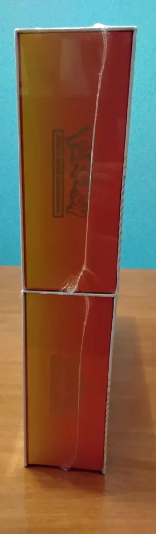 Ultra Premium Charizard Espada y Escudo Nueva