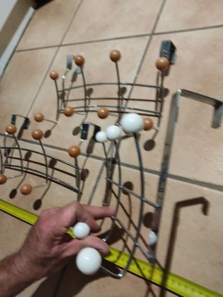 Lote 2 percheros 3 y 4 colgadores. Agarre a puerta