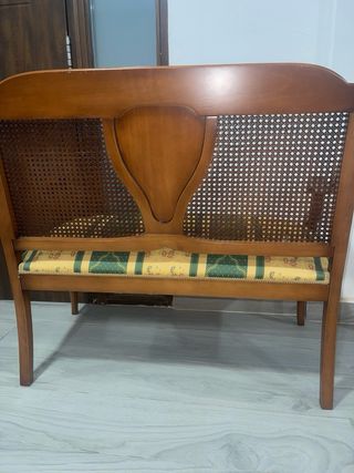 Poltrona in legno e rattan con cuscino
