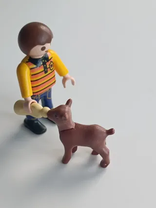 Playmobil niño dando biberón a cabritillo