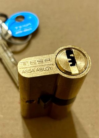 Bombín Tesa Assa Abloy con 4 llaves