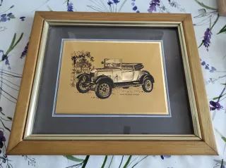 Cornice con lamina d'oro e auto d'epoca
