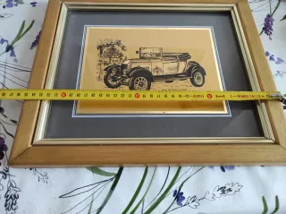 Cornice con lamina d'oro e auto d'epoca