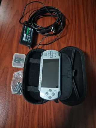 PSP gris plata con cargador y funda No bateria