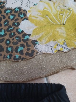 Pantaloni neri effetto pelle e maglia