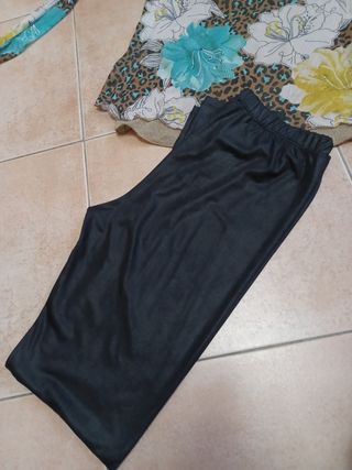 Pantaloni neri effetto pelle e maglia