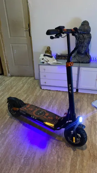 Patinete eléctrico B-MOV con luces LED