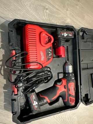 Taladro Milwaukee M12 4.0Ah + Cargador