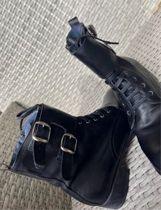 Botas/Botines negros con cordones y hebillas