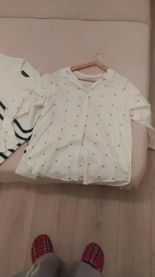 Camisa Milano cruda detalles carmín