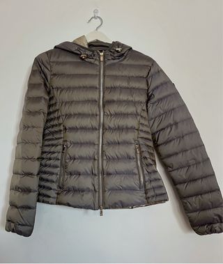 Plumífero corto beige y gris