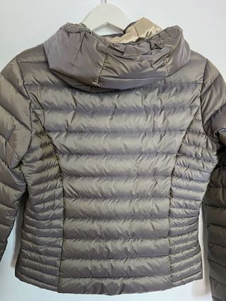 Plumífero corto beige y gris