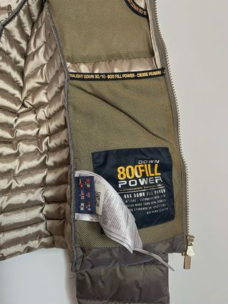 Plumífero corto beige y gris