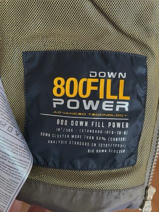 Plumífero corto beige y gris